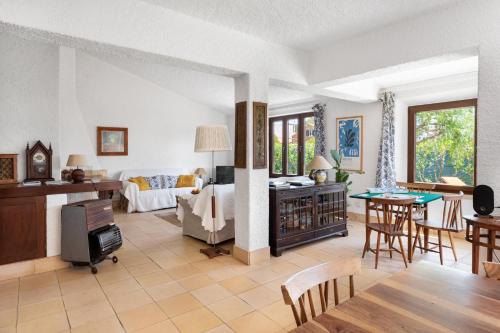 Sala de estar amplia con cama y mesa en ALTIDO 3-BR Cottage with Terrace and Garden in Colares en Sintra