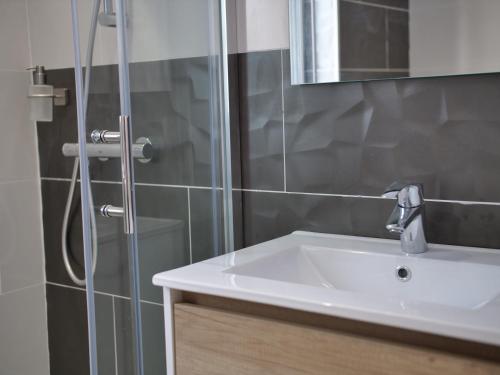 a bathroom with a white sink and a shower at Plage à 50m Appartement Rêves bleus Villa Les Bains de Mers in Mers-les-Bains