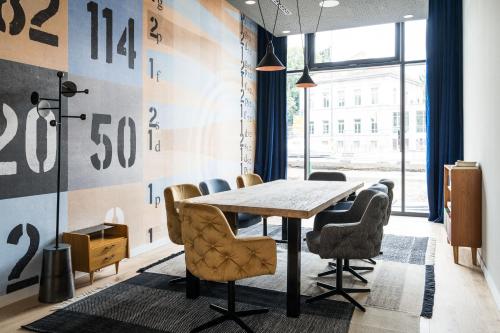 a conference room with a table and chairs at FREIgeist Göttingen Innenstadt, A Member of Design Hotels in Göttingen