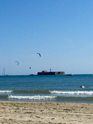 Photo de la galerie de l'établissement MOBIL HOME Climatisé 6 Personnes au Camping Marvilla Parks - Le Parc Des Septs Fonts, à Agde