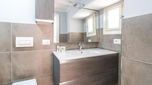 La salle de bains est pourvue d'un lavabo et d'un miroir. dans l'établissement Alloggio da Paolina, à Castellaneta