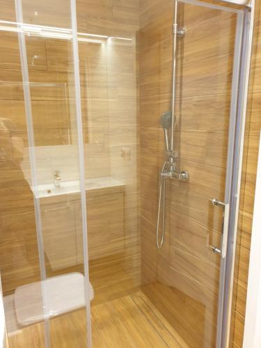 a bathroom with a shower with a toilet and a sink at Maly apartament w zieleni blisko jeziora in Środa Wielkopolska