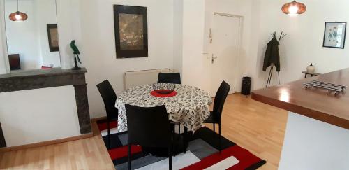 une salle à manger avec une table et des chaises dans une pièce dans l'établissement Burdigala Homes - Appart de la Devise, à Bordeaux