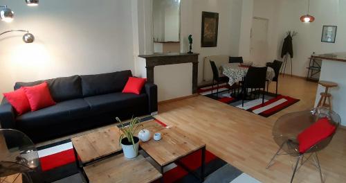 un salon avec un canapé et une table dans l'établissement Burdigala Homes - Appart de la Devise, à Bordeaux
