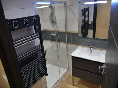 a bathroom with a glass shower and a sink at Plage à 50m Appartement Rêves de plage Villa Les Bains de Mers in Mers-les-Bains