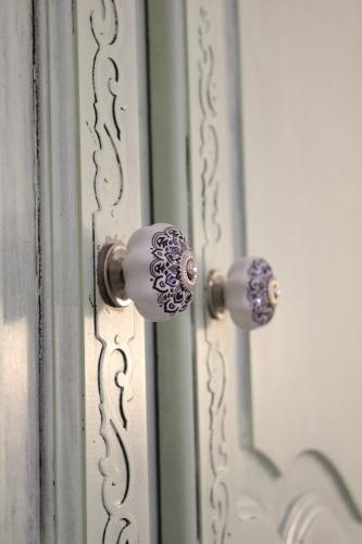 een paar deurknoppen op een witte deur bij La Chtite Maison Béarnaise in Arthez-de-Béarn