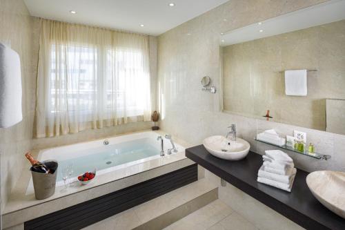 Business Hotel First tesisinde bir banyo