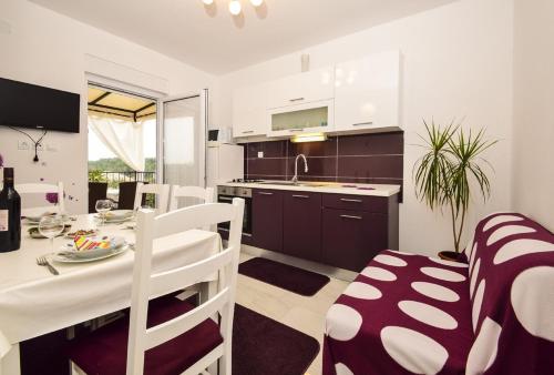 Fotografia z galérie ubytovania Apartment in Zaton with balcony, air conditioning, WiFi, washing machine 685-1 v Zatone