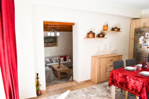 salon ze stołem i kanapą w obiekcie Marilou's Cottage w mieście Ágios Matthaíos