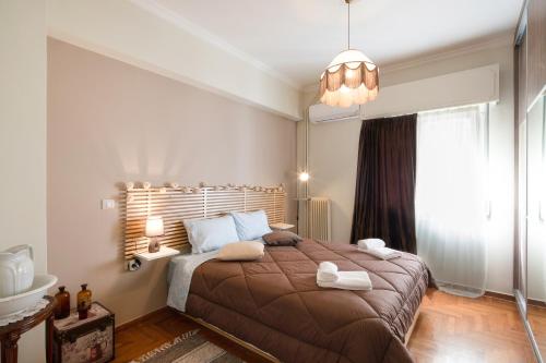 sypialnia z dużym łóżkiem i oknem w obiekcie Bijoux Maison by CorfuEscapes w Korfu