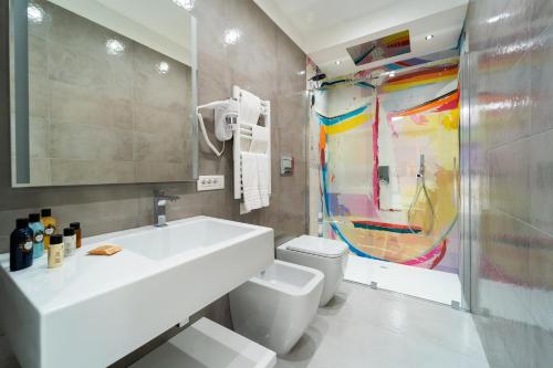 bagno con lavandino e servizi igienici di Amalfi Centro ad Amalfi