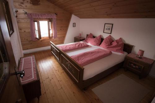 ein Schlafzimmer mit einem Bett in einer Holzhütte in der Unterkunft Almhaus Anita in Rieding
