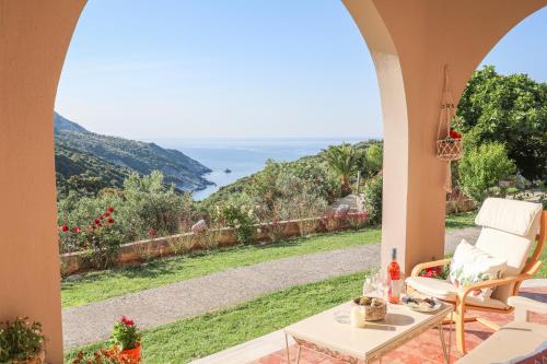 un patio con vista sull'oceano da una casa di Tramontana House1 a Città di Skiathos