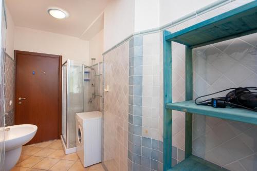 un baño con inodoro y lavabo en Casa sulla spiaggia 1, en Orosei
