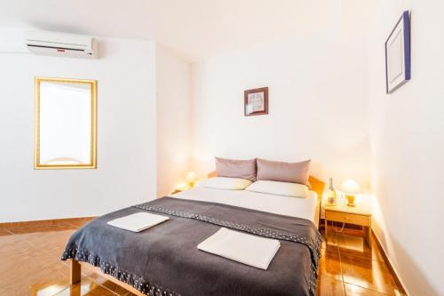 Posteľ alebo postele v izbe v ubytovaní Apartment in Kustici with sea view, balcony, air conditioning, W-LAN 3589-5