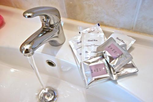 lavabo con grifo y jabón gratuito en Hotel Rita, en Riccione