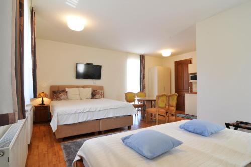 シオーフォクにあるFarkas Apartmanのベッド2台とテレビが備わるホテルルームです。