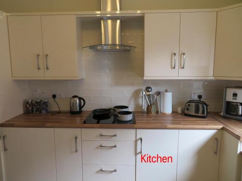 Una cocina o zona de cocina en Lissadell Holiday Apartment