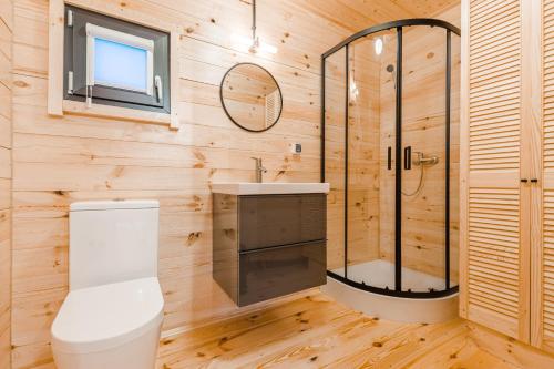 a bathroom with a toilet and a shower at Domki u Moni in Karwieńskie Błoto Pierwsze