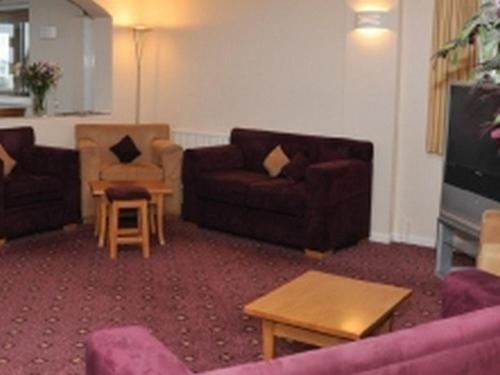 - un salon avec deux canapés et une table dans l'établissement Tri-Star Hotel, à Birmingham