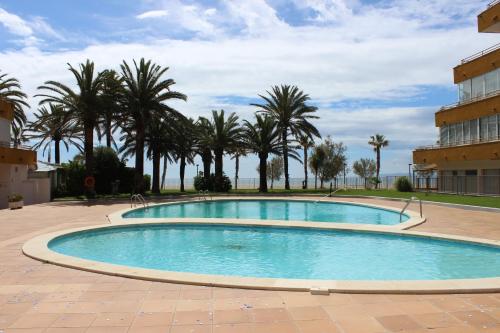 Beautiful apartment in front of beach, pool, view