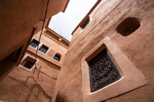 a building with a barred window on the side of it at Dar Kamar in Ouarzazate
