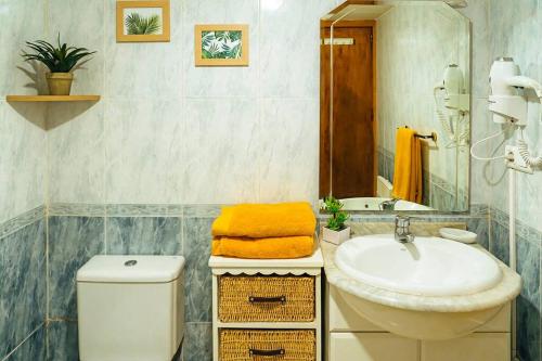 une salle de bains avec lavabo et toilettes dans l'établissement PROBER_NEVADA II, au Pas de la Case