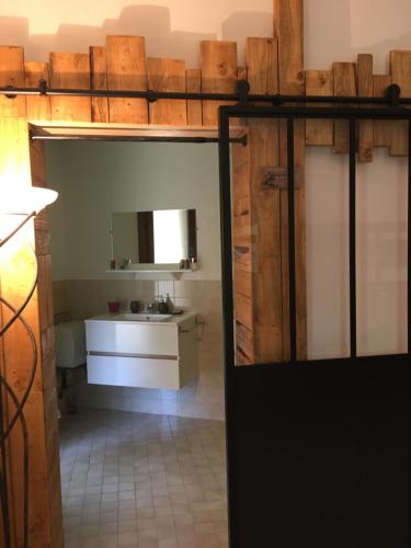 y baño con lavabo y espejo. en Studio 4 personnes, en Rivière-sur-Tarn