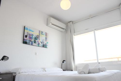 Ένα ή περισσότερα κρεβάτια σε δωμάτιο στο Beautiful apartment in front of beach, pool, view