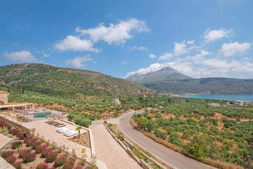 a view of a road with a mountain in the background at Brazzo di Maina in Oítilon