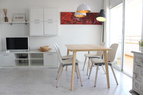 Beautiful apartment in front of beach, pool, view