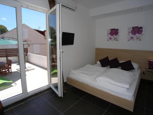 Postel nebo postele na pokoji v ubytování Studio apartment in Vodice with terrace, air conditioning, WiFi 4323-4