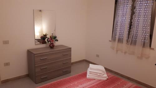 レウカにあるCasa Vacanza Leucaのベッドルーム(ドレッサー、鏡付)