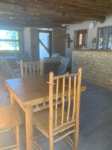 - une table et des chaises en bois dans le salon dans l'établissement Cycad Stay, à Mthatha