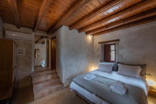 a bedroom with a large bed in a room at Brazzo di Maina in Oítilon