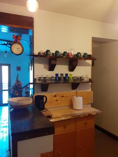 cocina con encimera y reloj en la pared en Cabana NEDA, en Rausor