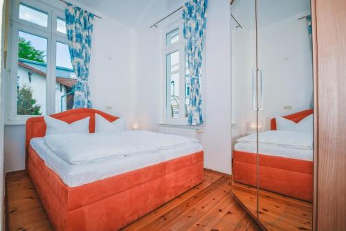 - 2 lits dans une chambre avec 2 fenêtres dans l'établissement Haus Mertin Whg 1 Seestern, à Heringsdorf