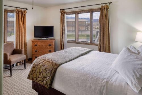 Een bed of bedden in een kamer bij The Ridgeline Hotel at Yellowstone, Ascend Hotel Collection