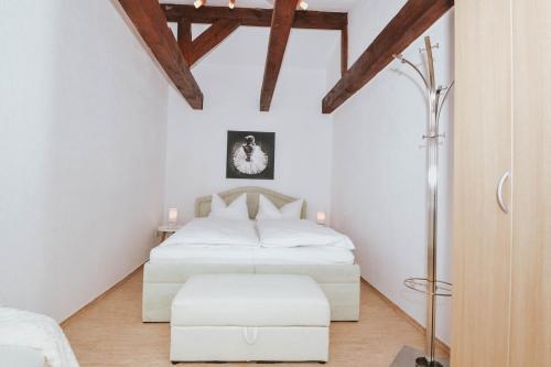 ein weißes Schlafzimmer mit einem Bett und einer Lampe in der Unterkunft Haus Mertin Whg 4 Seepferdchen in Heringsdorf