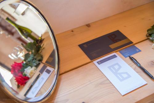 a mirror sitting on top of a wooden table at Brazzo di Maina in Oítilon