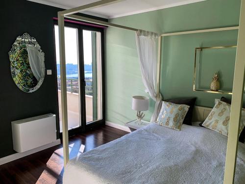 Posteľ alebo postele v izbe v ubytovaní Holiday house in Split with sea view, terrace, air conditioning, WiFi 4937-1