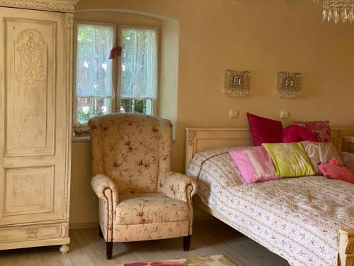 シグリゲットにあるRosa Villaのベッドルーム1室(ベッド1台、椅子、窓付)