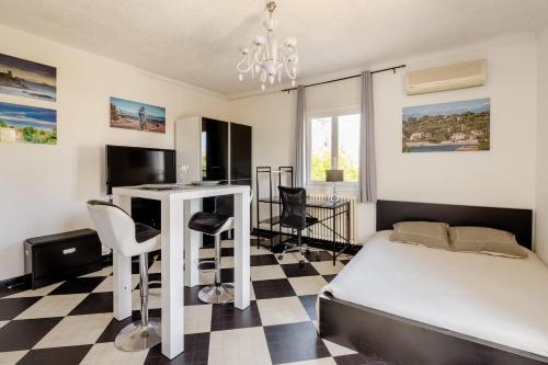 Studio Antibes - 5min des plages - Parking gratuit - Climatisation