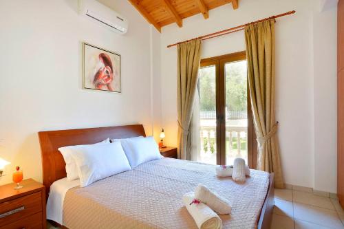 a bedroom with a bed with two towels on it at La Casa Del Sole in Halikounas