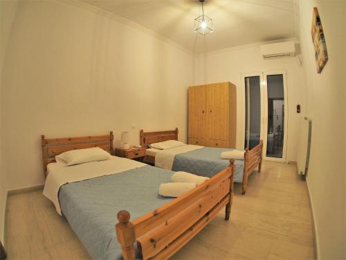 a bedroom with two beds and a window at Bettys rooms in Paralion astros
