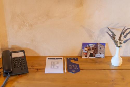 a desk with a phone and a calculator and a vase at Brazzo di Maina in Oítilon