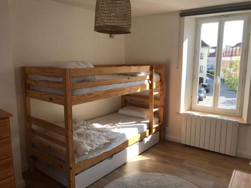 a room with two bunk beds and a window at Jolie maison à Wissant proche de la plage in Wissant