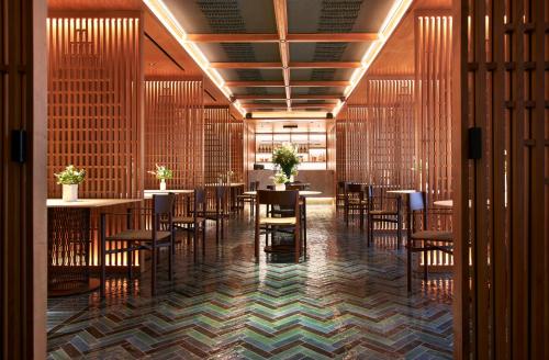 a restaurant with tables and chairs in a room at Hotel Valverde Lisboa - Relais & Chateaux in Lisbon