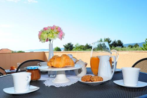 een tafel met een bord brood en een glas bier bij APARTMANI VILLA ELVIRA in Sukošan