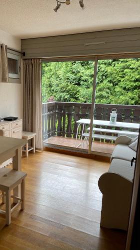 Il comprend un salon doté d'une grande fenêtre et d'un balcon. dans l'établissement Cosy studio on the slopes and centre of Chamonix, à Chamonix-Mont-Blanc